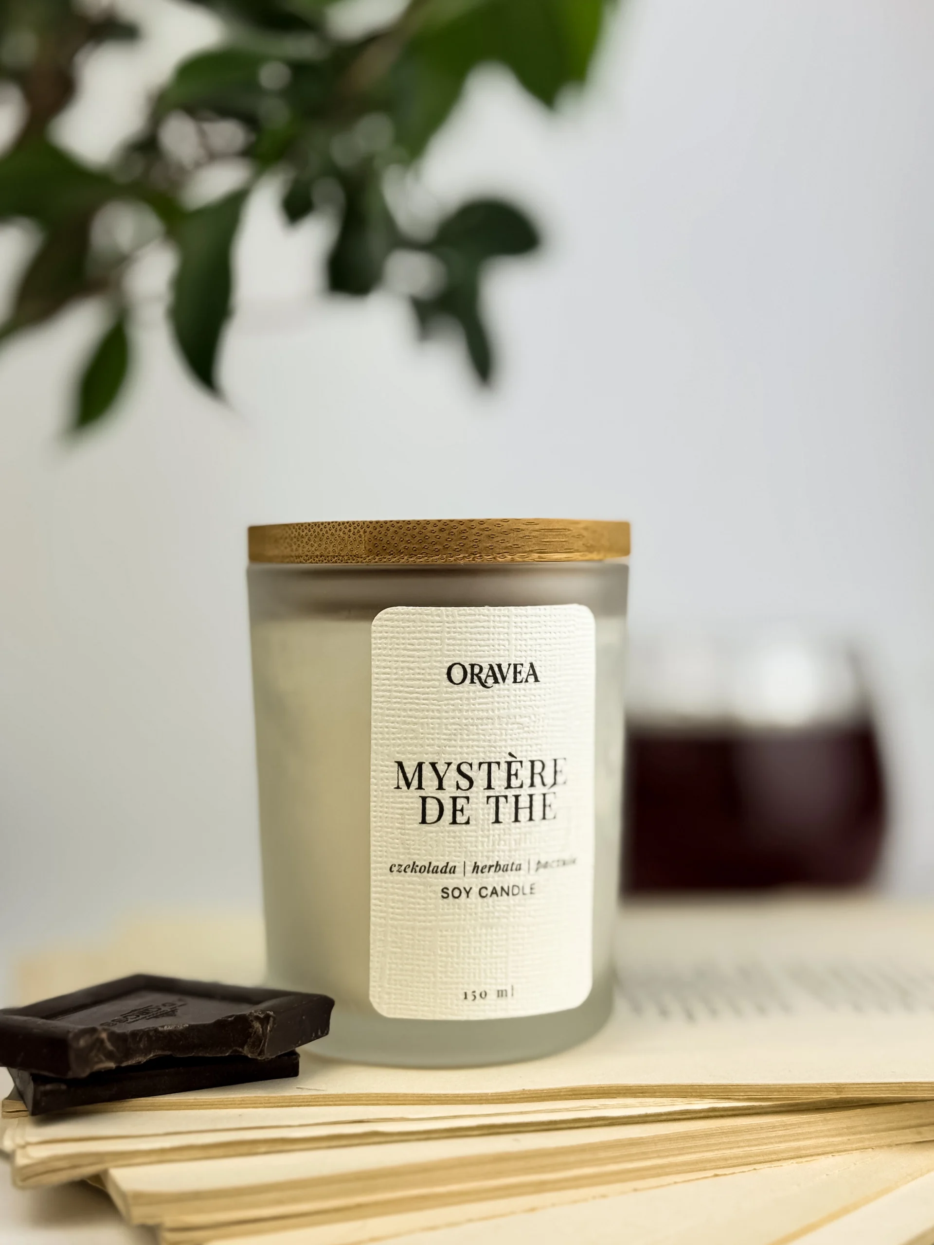 świeca sojowa mystere de the o zapachu czekolady, herbaty i paczuli 150 ml marka oravea szkło satynowa biel