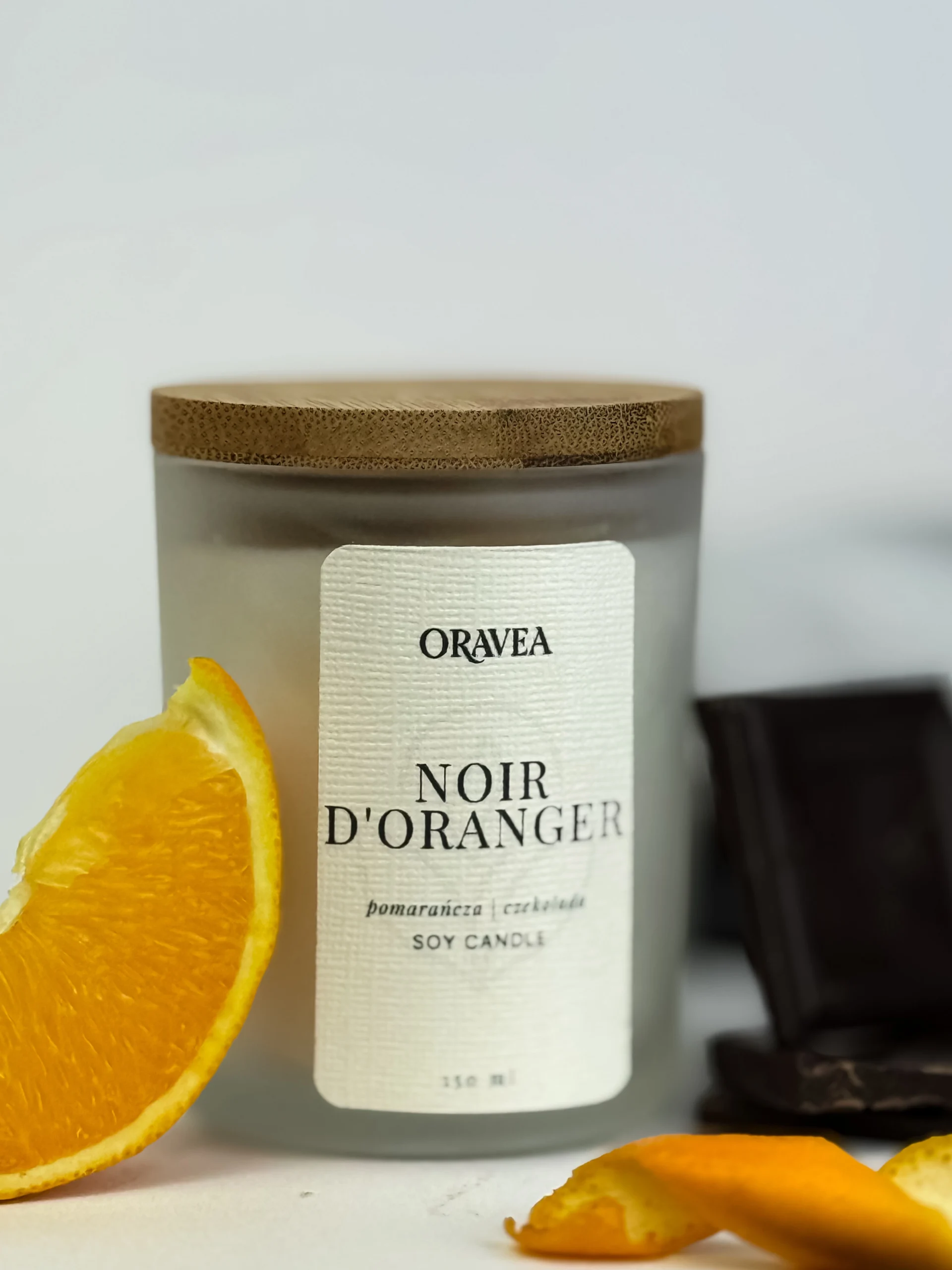 świeca sojowa noir d'oranger pomarańcza czekolada 150 ml satynowa biel zdjęcie z bliska oravea