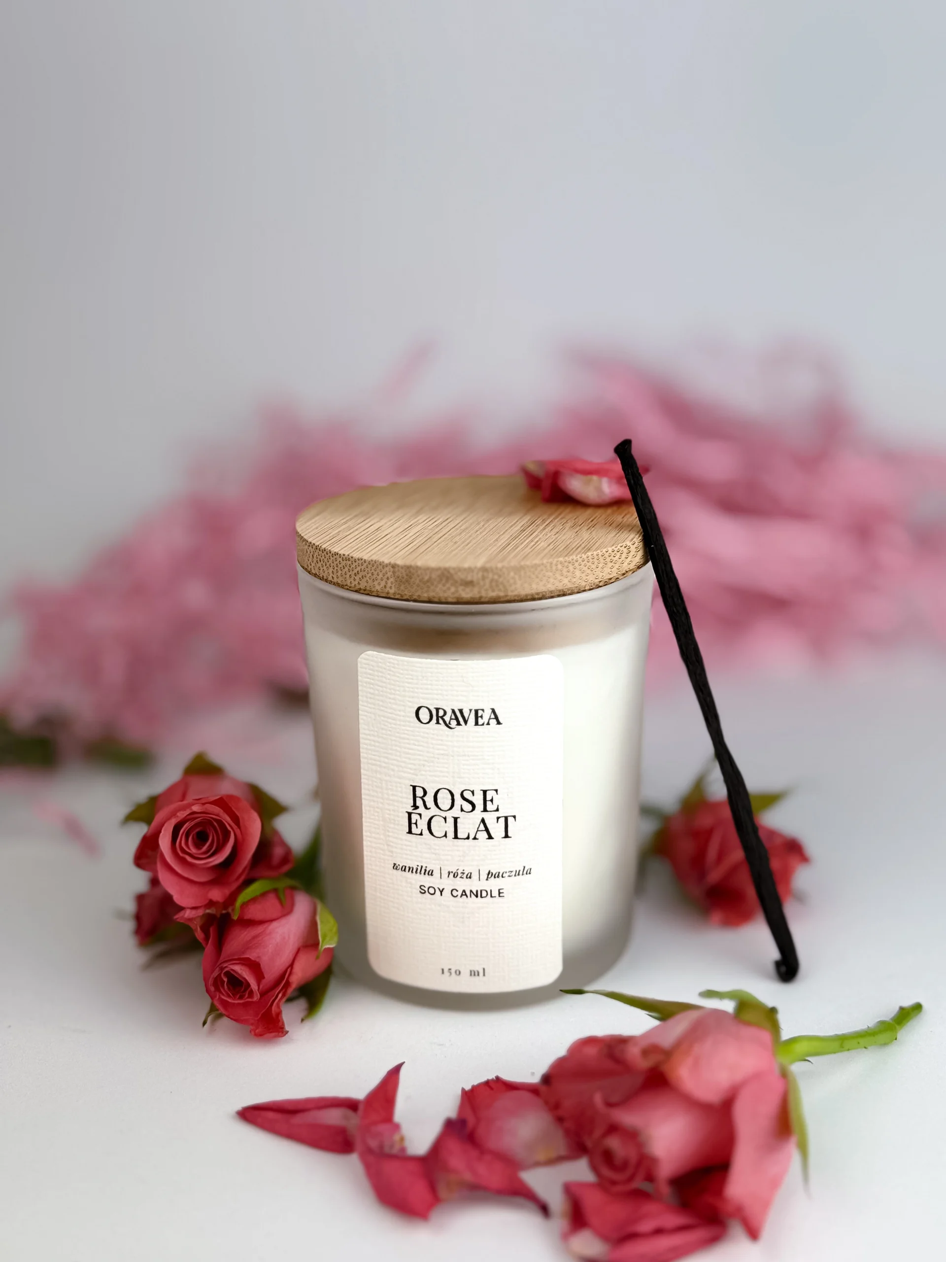 świeca sojowa oravea w szkle satynowa biel rose eclat 150 ml bambusowe wieczko róża wanilia paczula