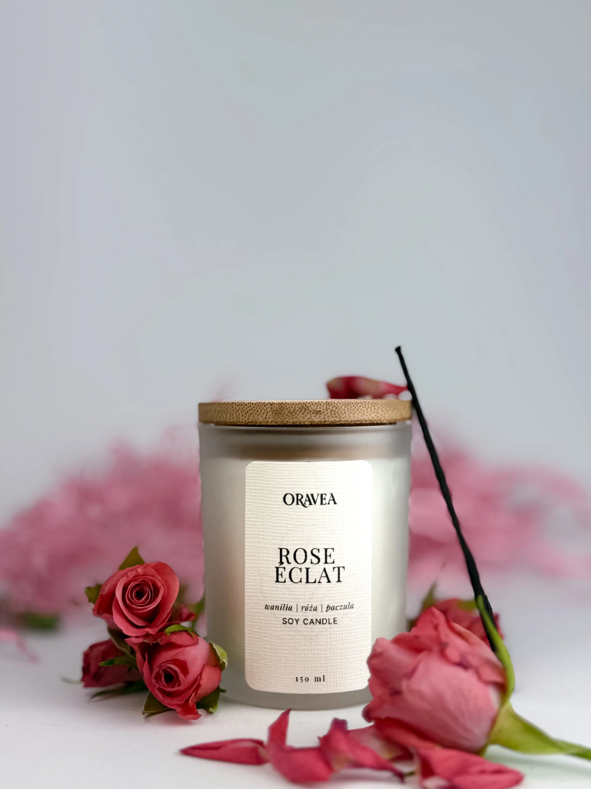 świeca sojowa 150 ml satynowa biel rose eclat oravea wanilia róża paczula