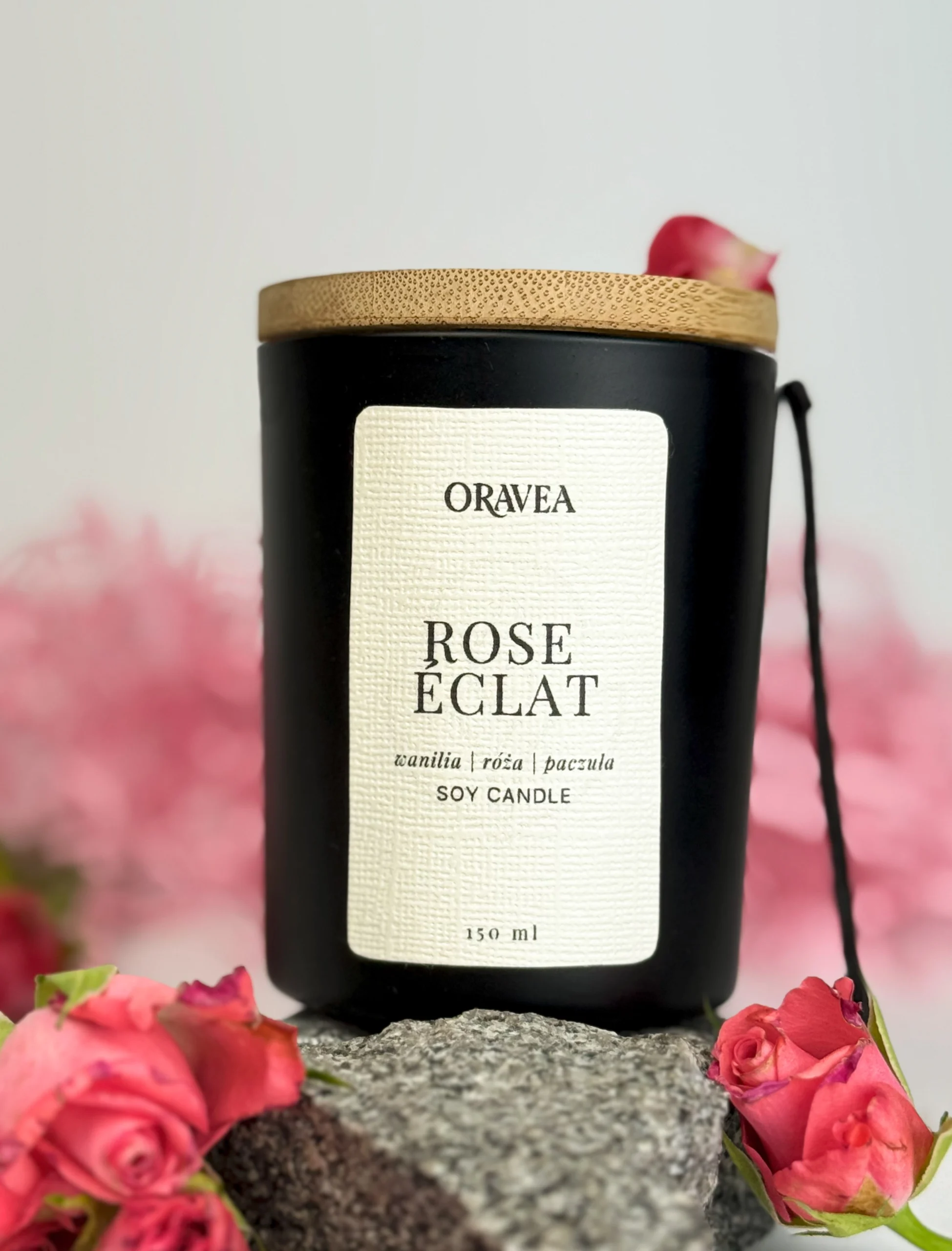 świeca sojowa rose eclat 150 ml czarne szkło wanilia róża paczula oravea