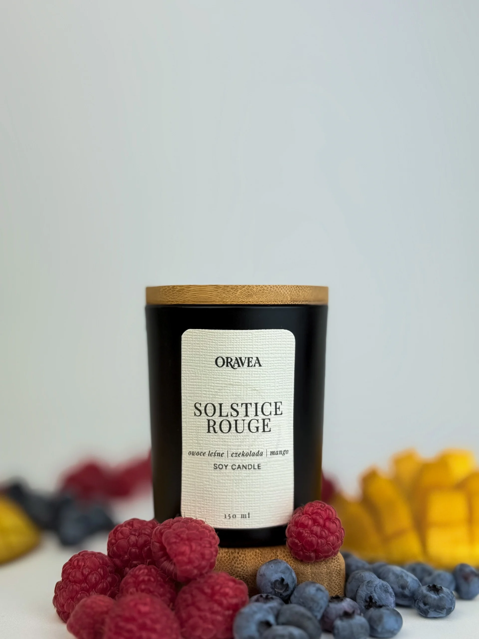solstice rouge świeca sojowa 150 ml oravea mango czekolada owoce leśne czarne szkło bambusowa pokrywka