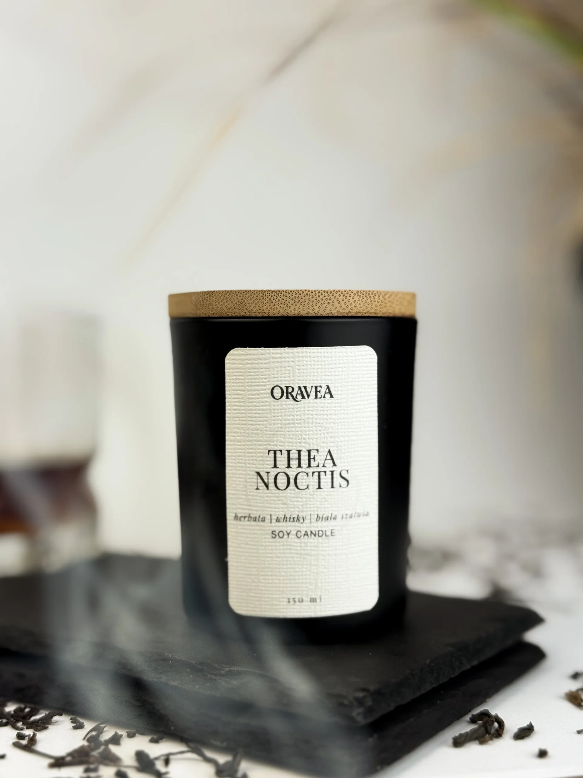 świeca sojowa thea noctis czarne szkło 150 ml oravea herbata biała szałwia whisky