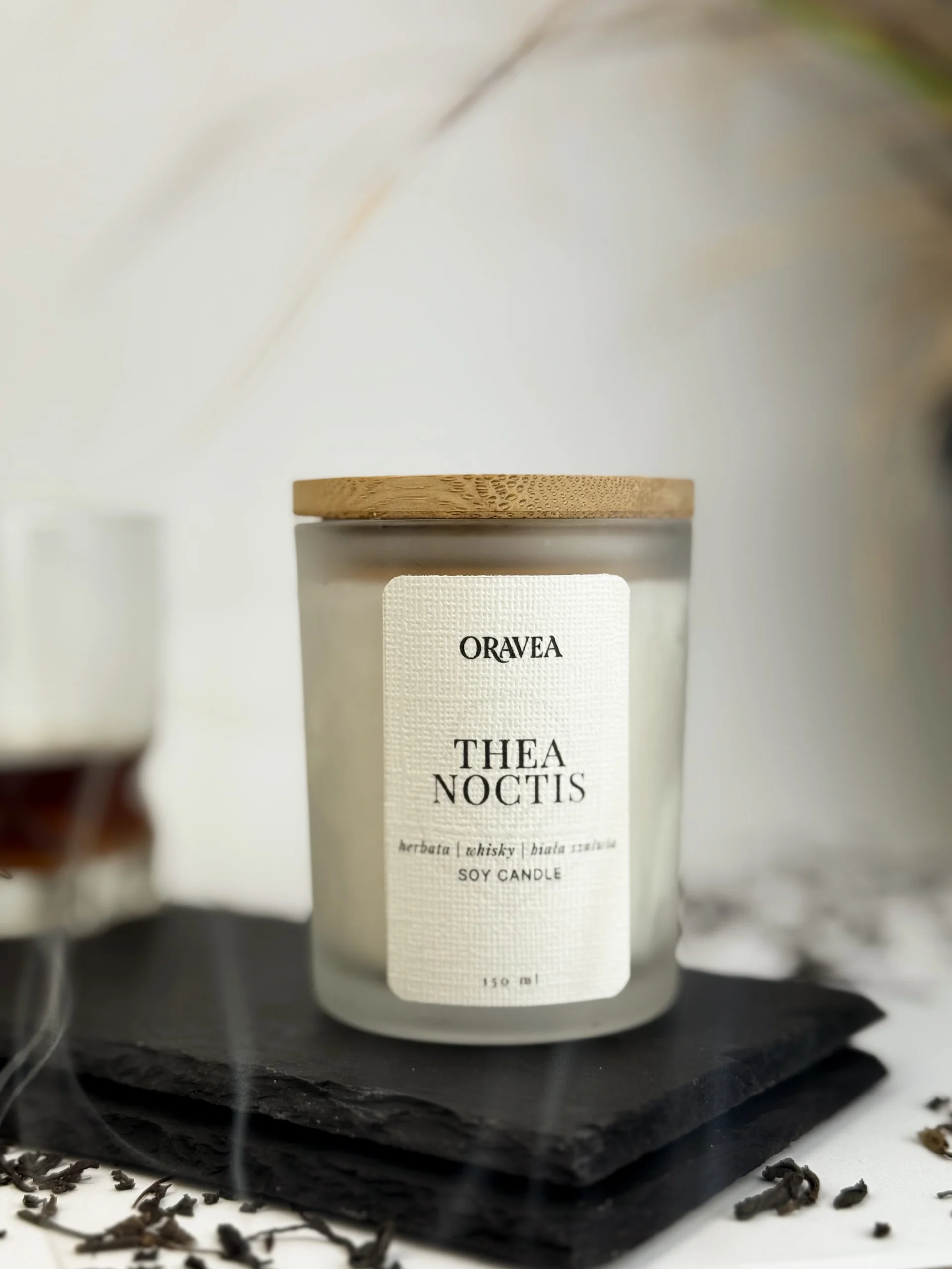 świeca sojowa premium oravea 150 ml thea noctis herbata whisky biała szałwia szkło satynowa biel