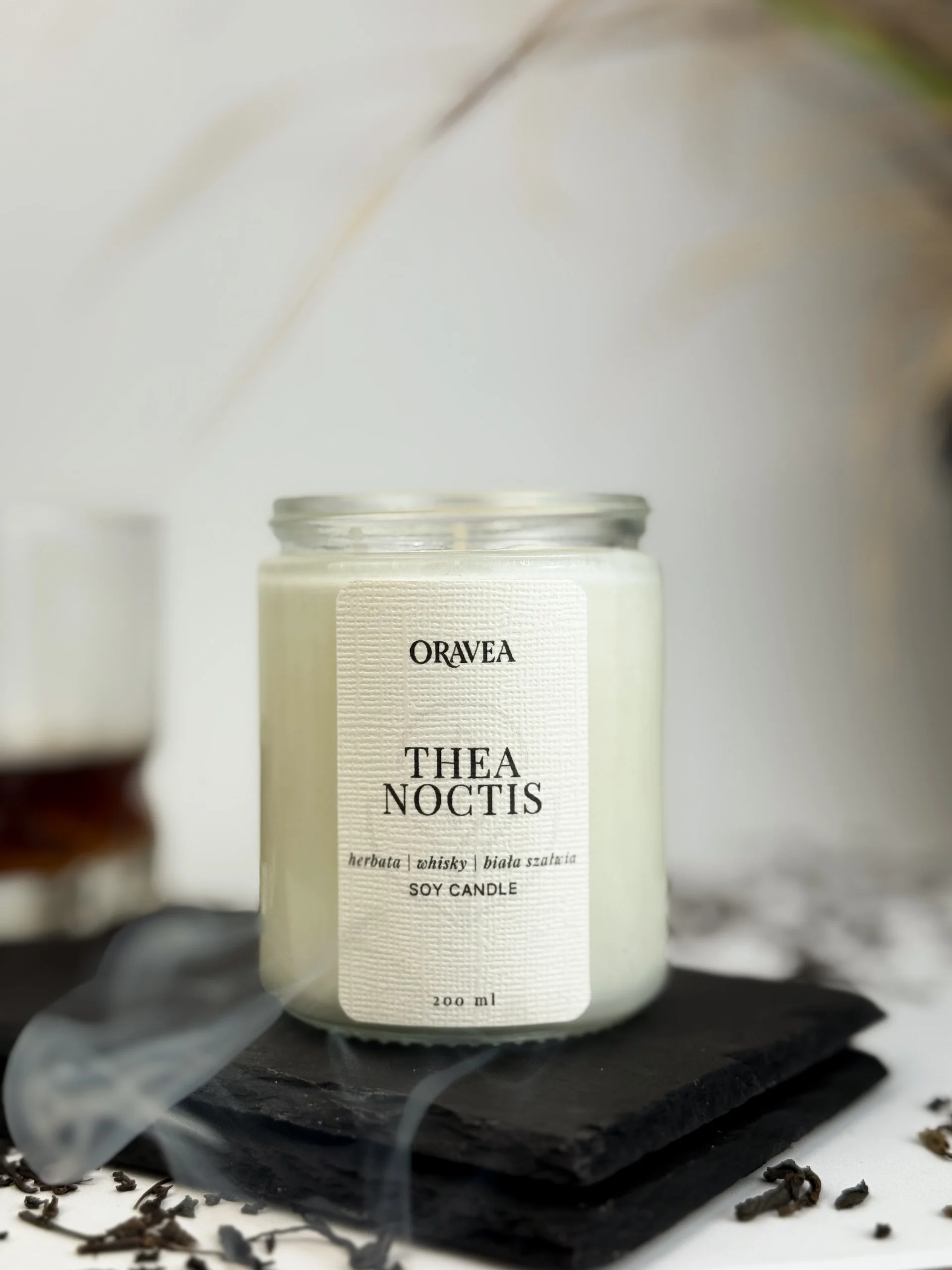 świeca sojowa thea noctis 200 ml herbata whisky biała szałwia oravea